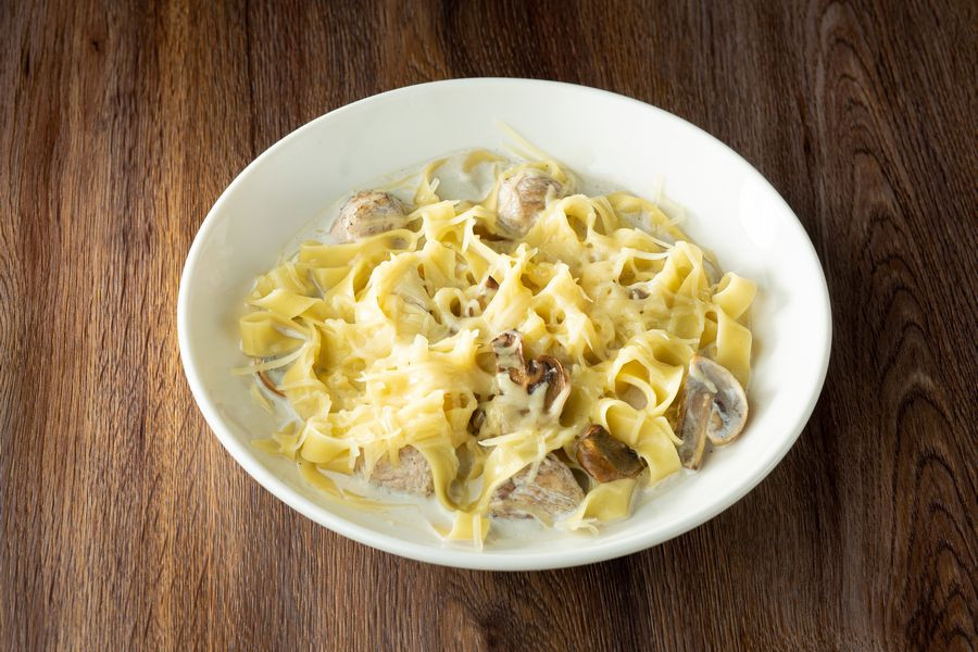 Паста с курицей и грибами